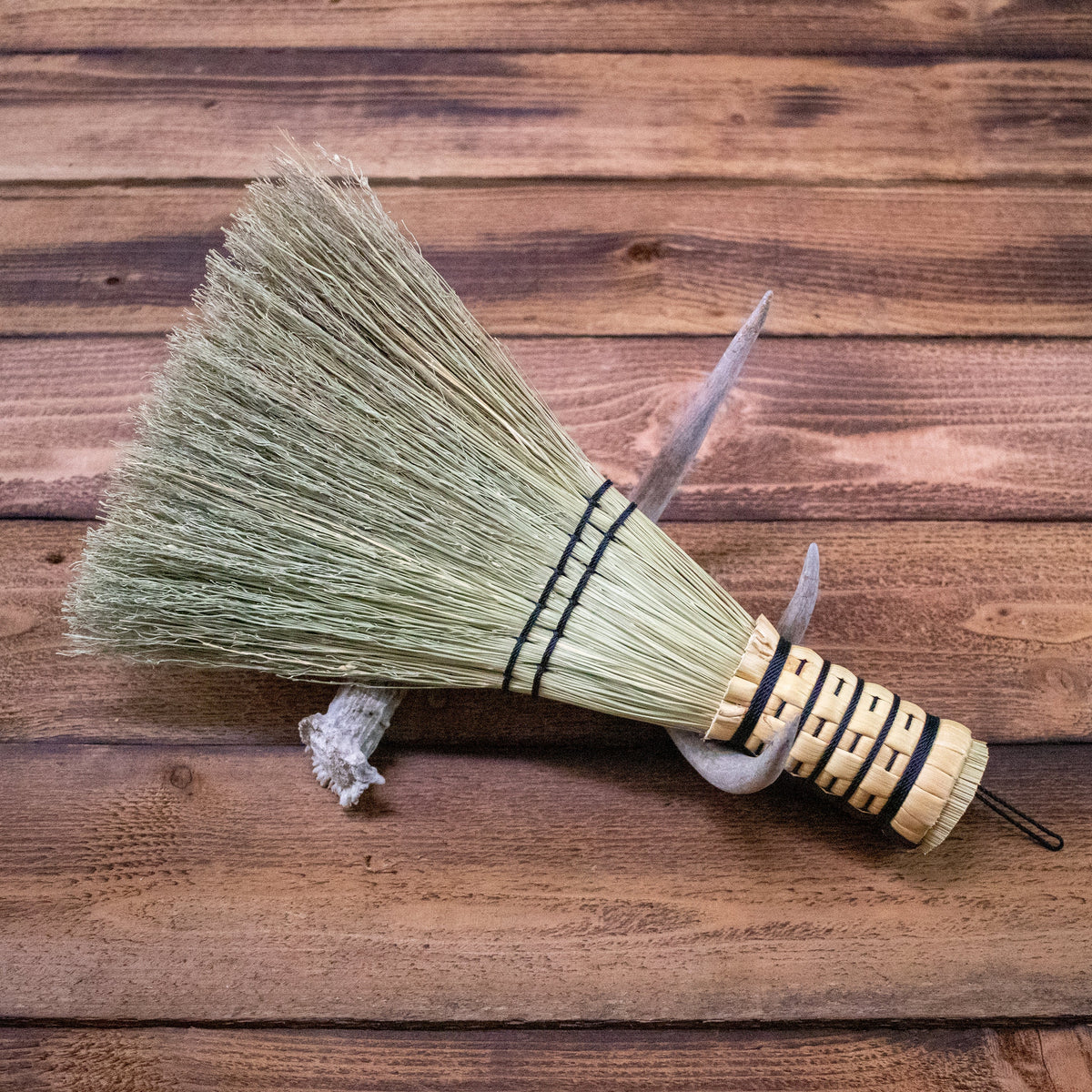 Prim Vtg Style Raffia 12 Whisk Wisk Hand Broom Hearth Tool w/ Rustic  Handle
